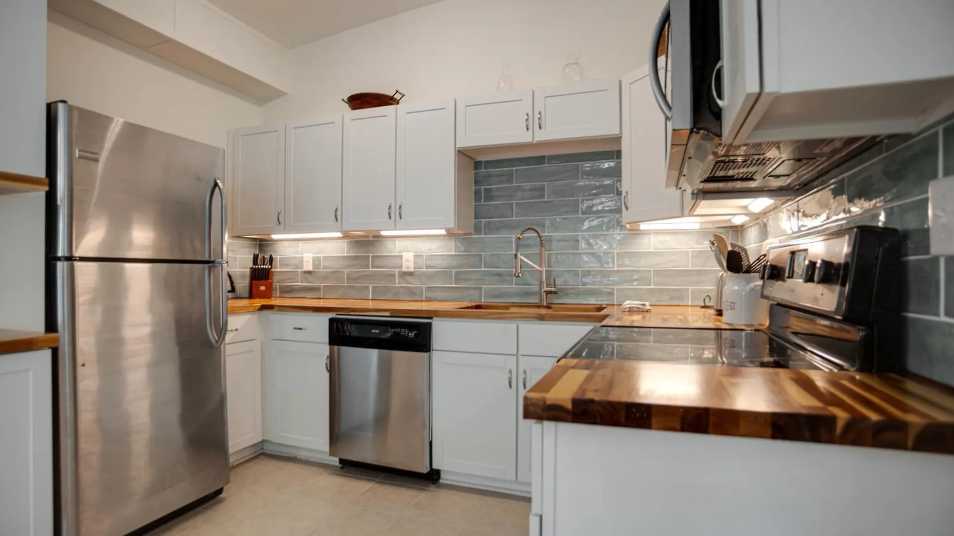 Newly Renovated Duplex, Upper Unit, 4th Row From The Holiday home