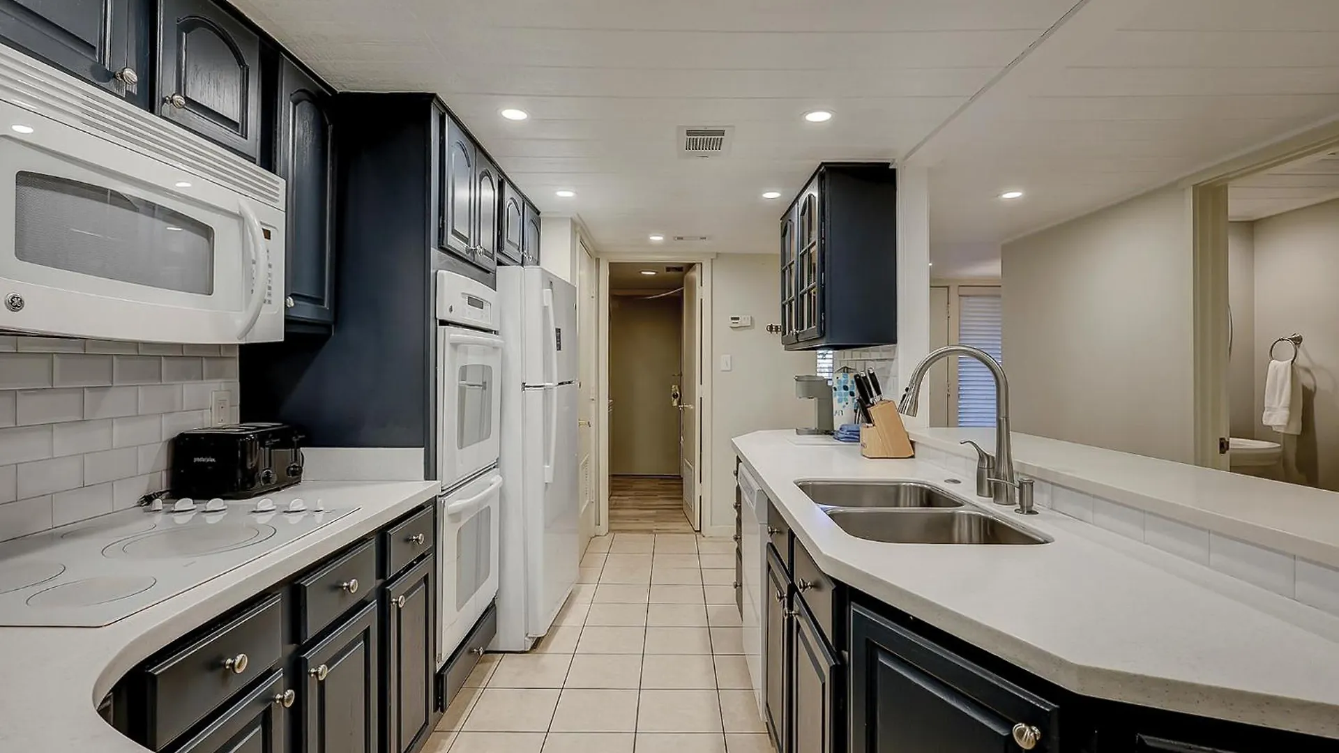 Updated Luxury 3 Bedroom 3 Ba Townhome In Sea Pines Near Harbourtown Sleeps 8 Community Pool Pet Friendly