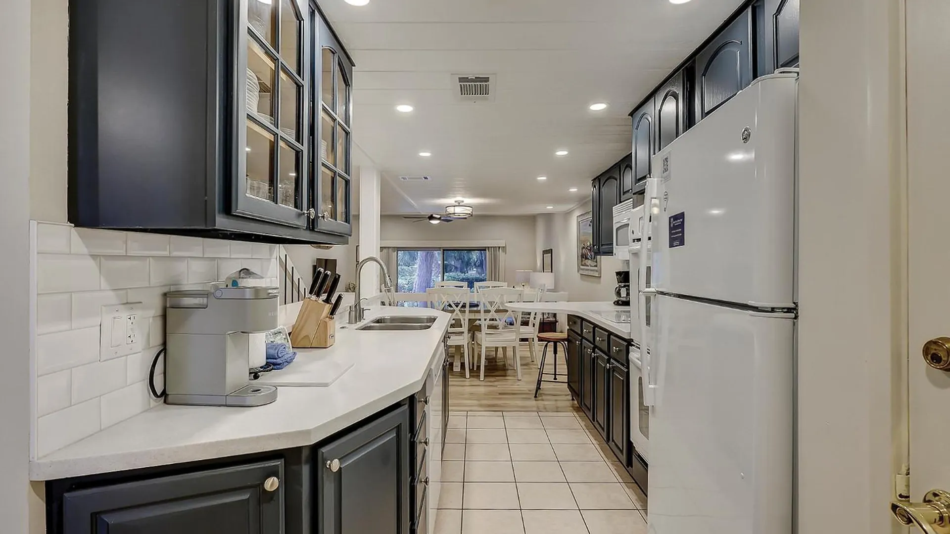 Updated Luxury 3 Bedroom 3 Ba Townhome In Sea Pines Near Harbourtown Sleeps 8 Community Pool Pet Friendly Holiday home *
