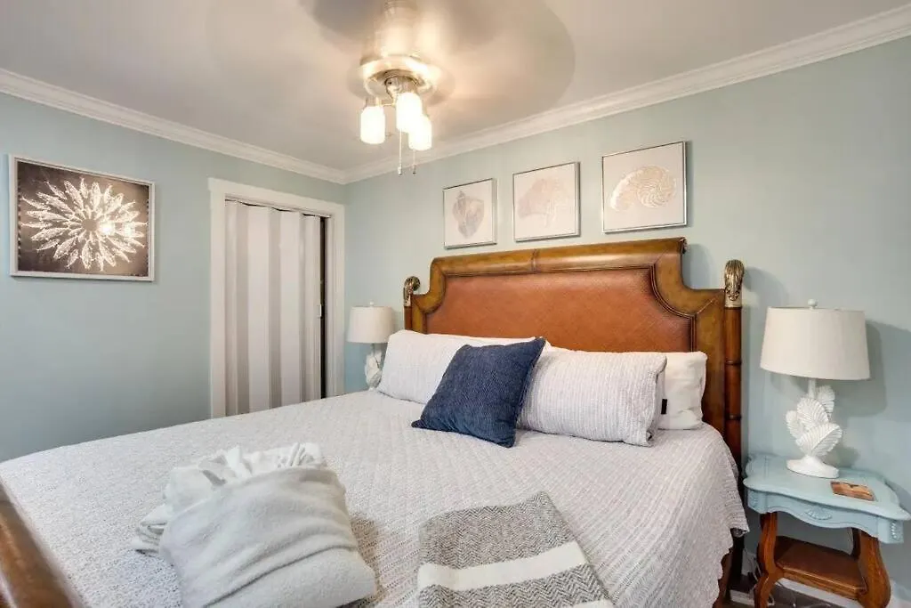 Coastal Haven: Stylish Oceanfront Getaway C341 Apartment