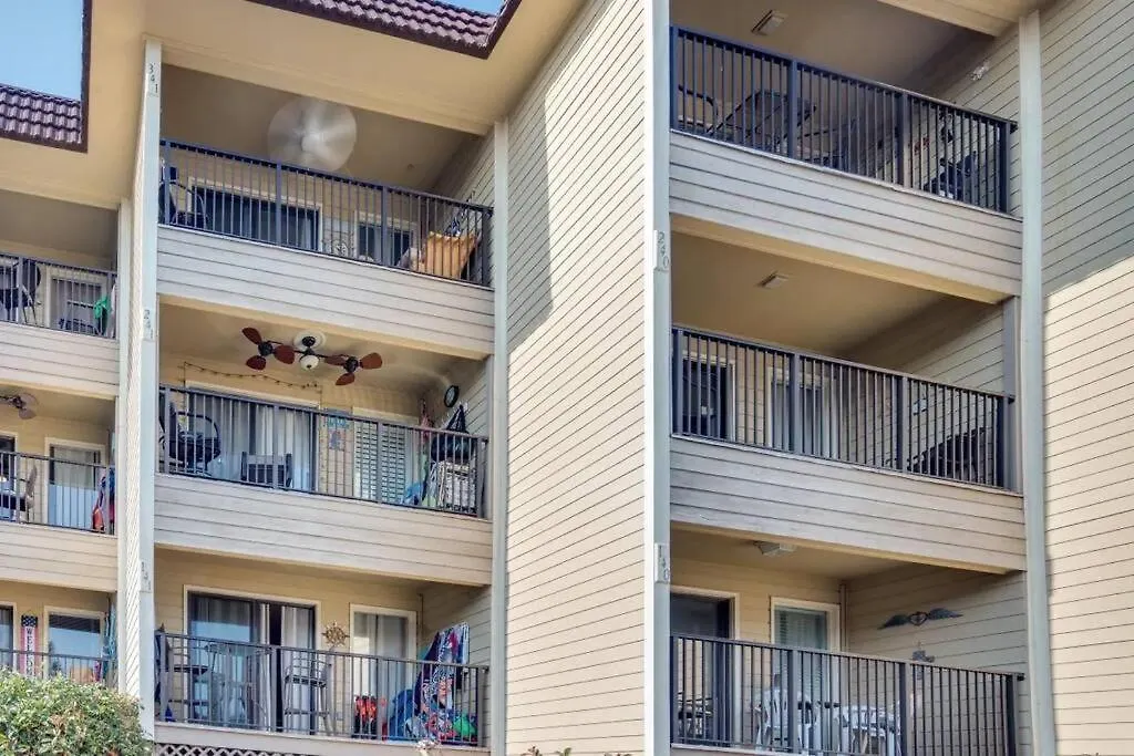 Coastal Haven: Stylish Oceanfront Getaway C341 Apartment *