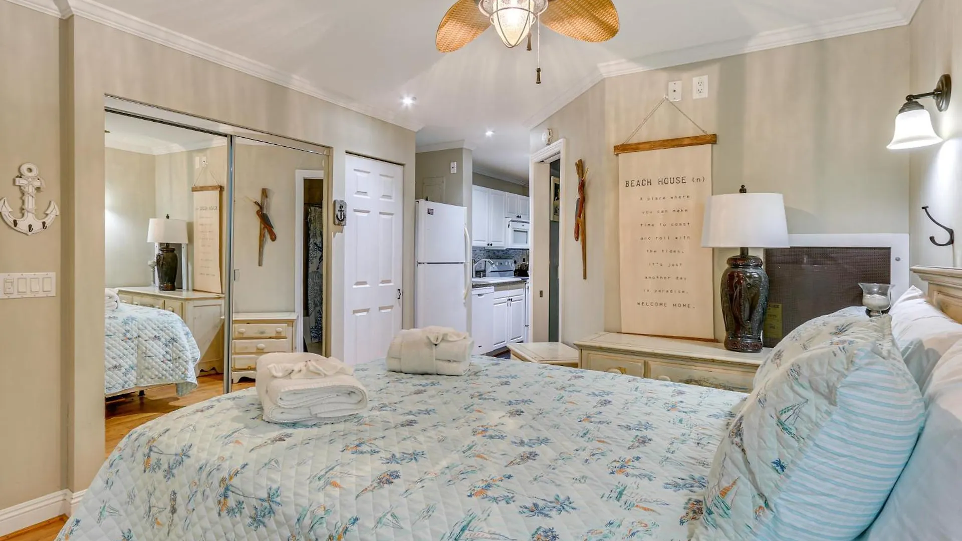 Hilton Head Gem Walk To Coligny Plaza And Beach!