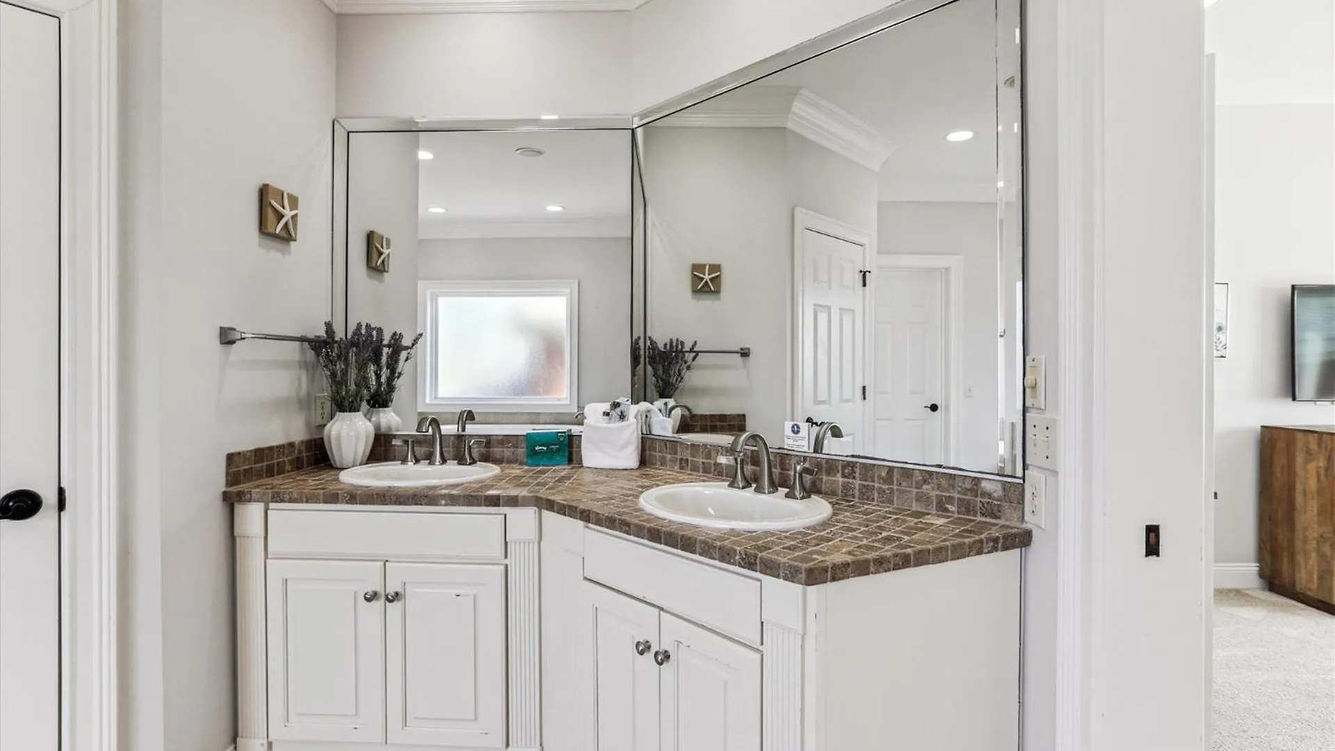 9 Singleton Place- Renovated, Oceanfront, Pool, Elevator, Free Activities Included