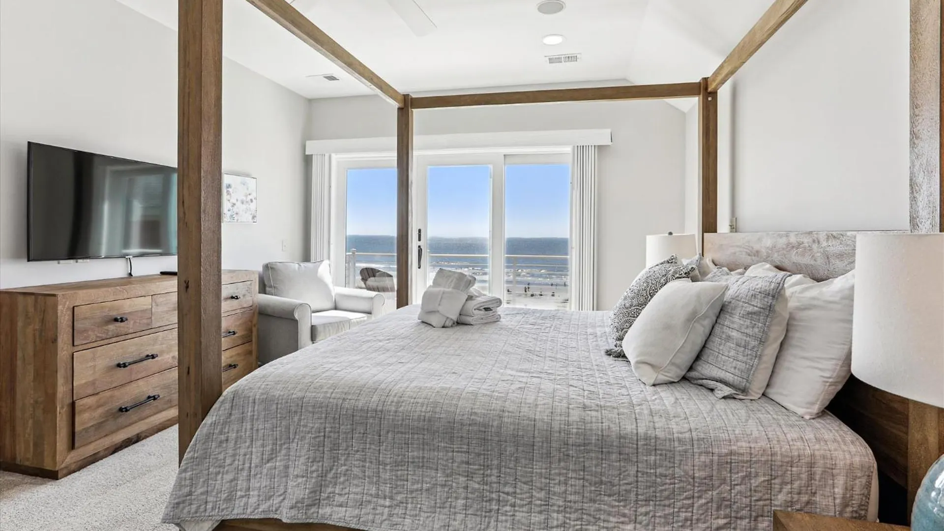 Holiday home 9 Singleton Place- Renovated, Oceanfront, Pool, Elevator, Free Activities Included *