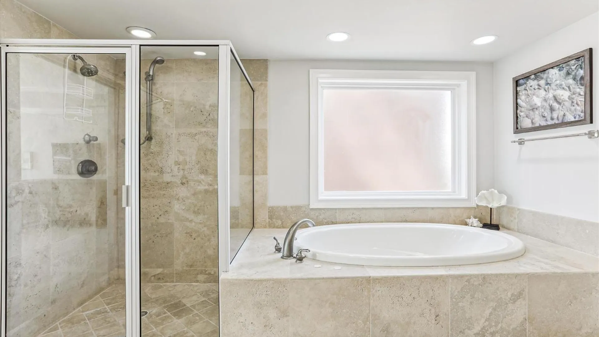 Holiday home 9 Singleton Place- Renovated, Oceanfront, Pool, Elevator, Free Activities Included