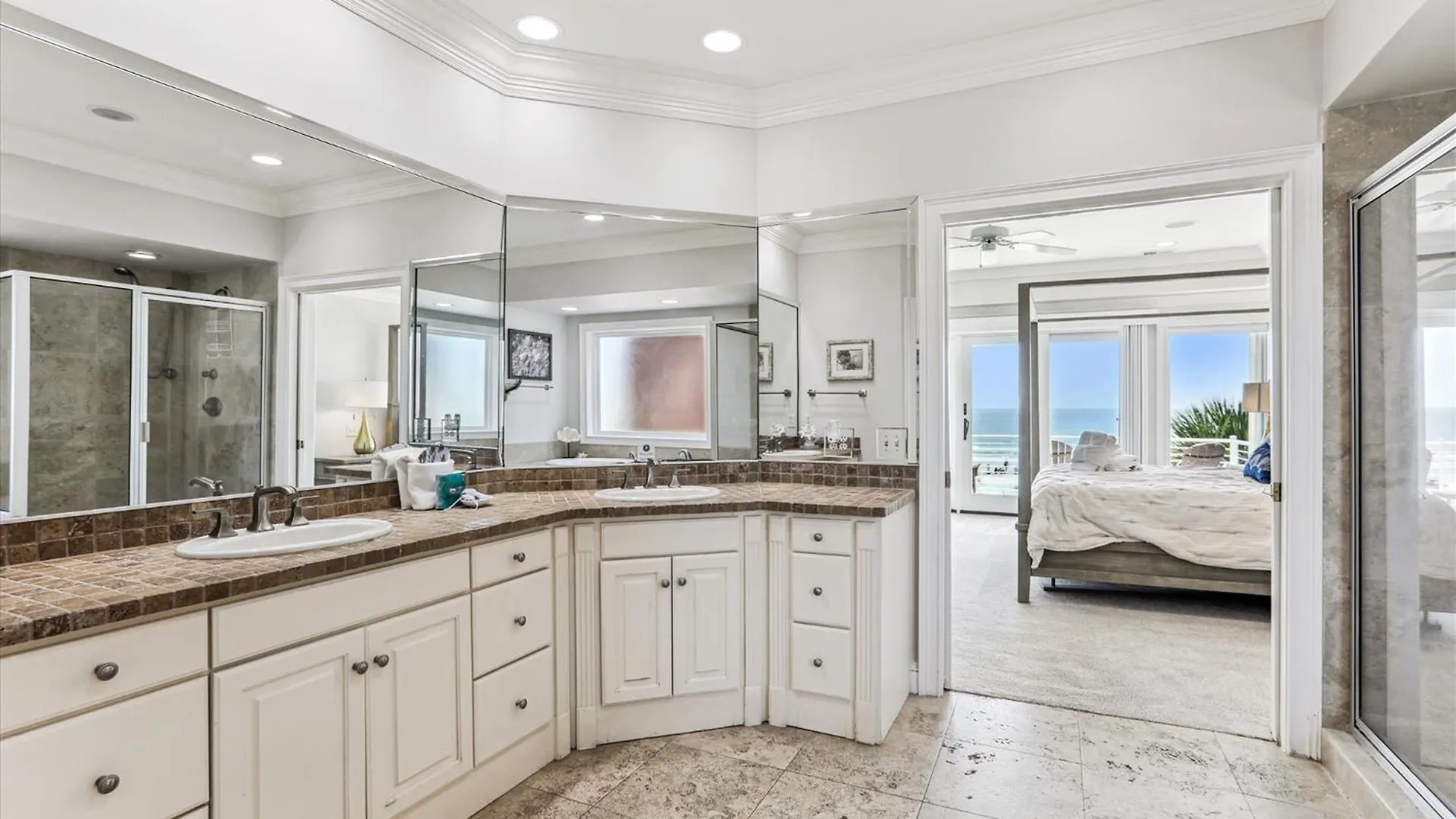 9 Singleton Place- Renovated, Oceanfront, Pool, Elevator, Free Activities Included Holiday home *