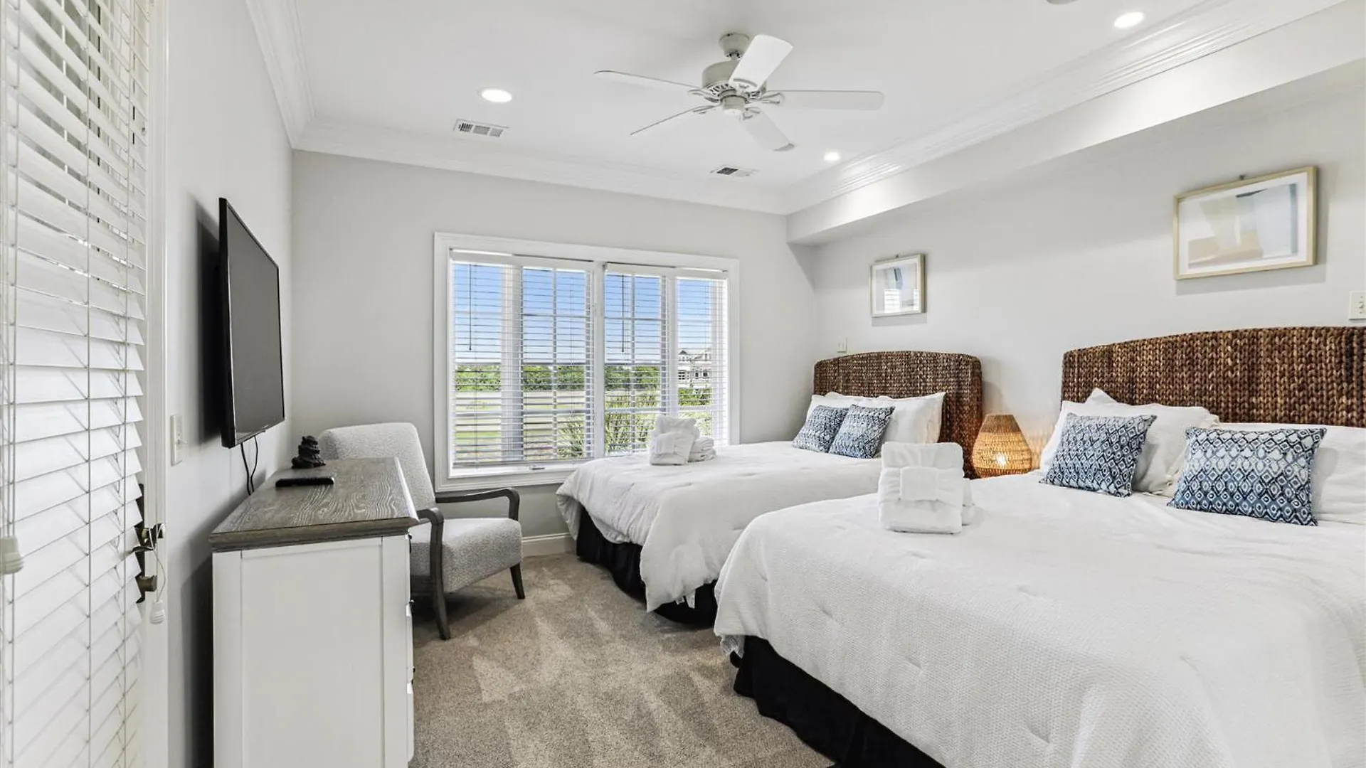 Holiday home 9 Singleton Place- Renovated, Oceanfront, Pool, Elevator, Free Activities Included
