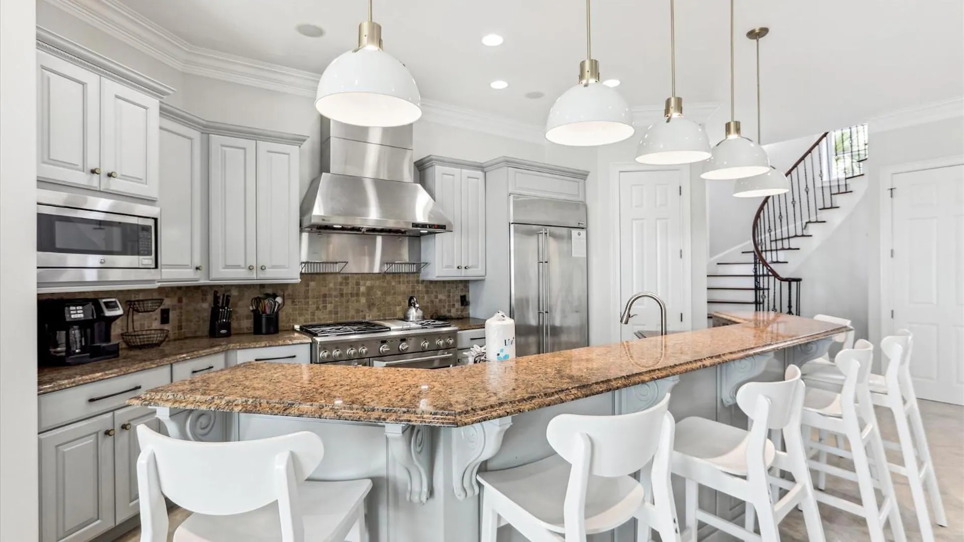 Holiday home 9 Singleton Place- Renovated, Oceanfront, Pool, Elevator, Free Activities Included *