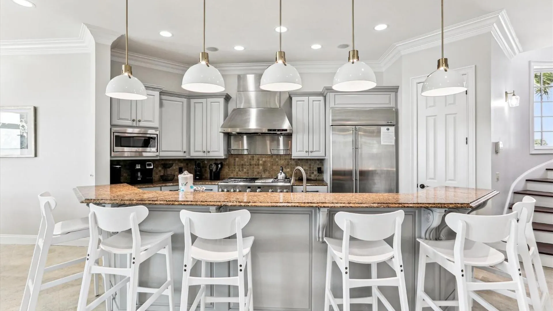 Holiday home 9 Singleton Place- Renovated, Oceanfront, Pool, Elevator, Free Activities Included *