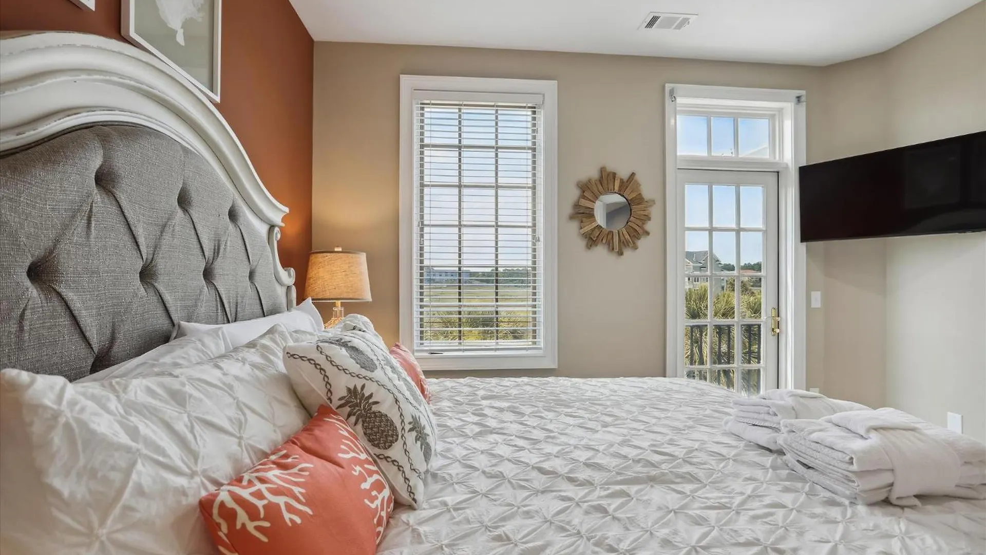 Holiday home 7 Singleton Place- Oceanfront, Private Pool, Renovated, Free Activities Included *