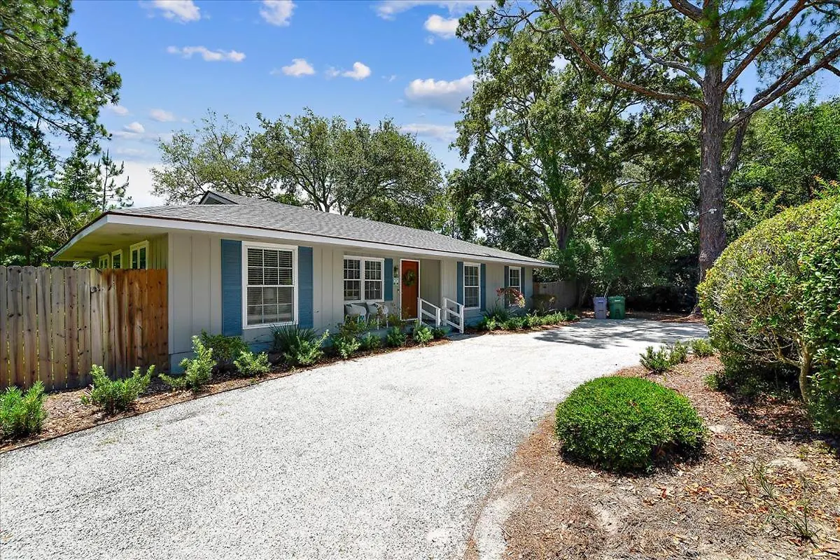 46 Folly Field Rd- Quick Walk To Beach, Large Private Pool & Yard, Free Activities Included Holiday home