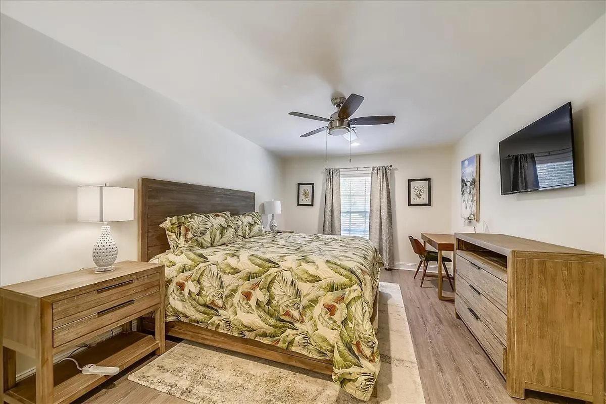46 Folly Field Rd- Quick Walk To Beach, Large Private Pool & Yard, Free Activities Included Holiday home Hilton Head Island