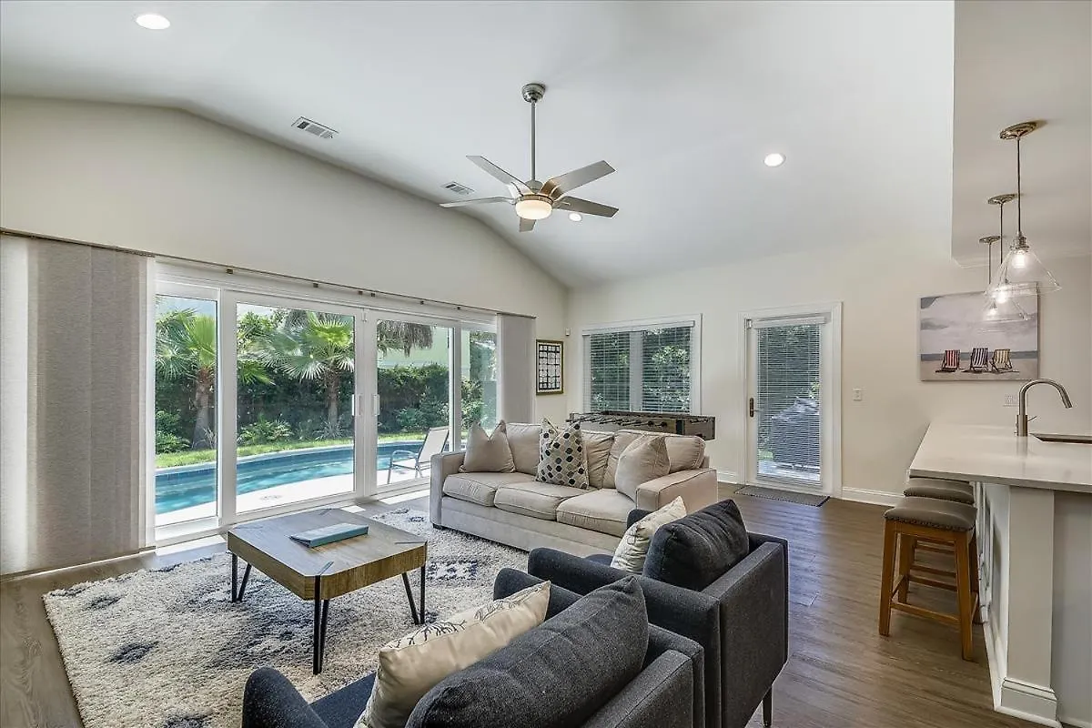 Holiday home 46 Folly Field Rd- Quick Walk To Beach, Large Private Pool & Yard, Free Activities Included *