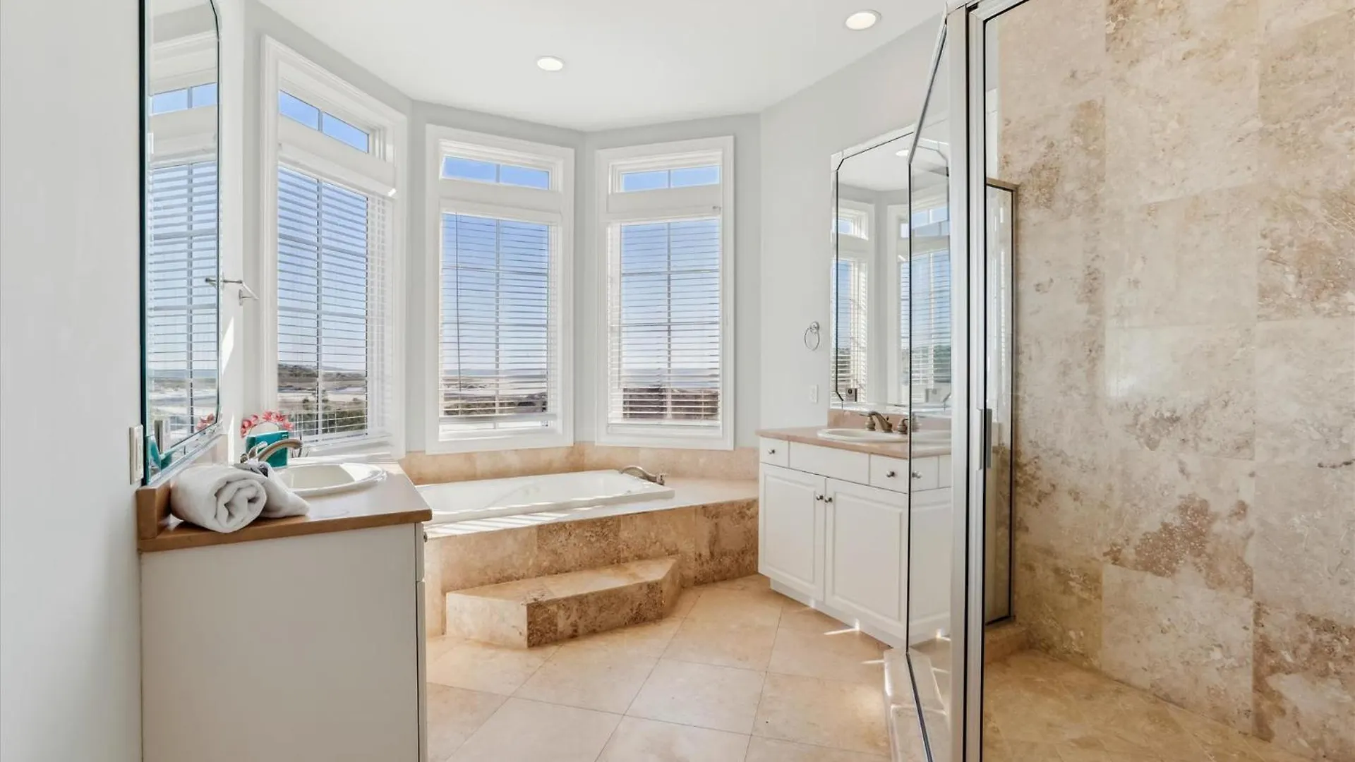 Holiday home 4 Collier Court- Oceanview, Private Pool, Elevator, Pet Friendly, Free Activities Included