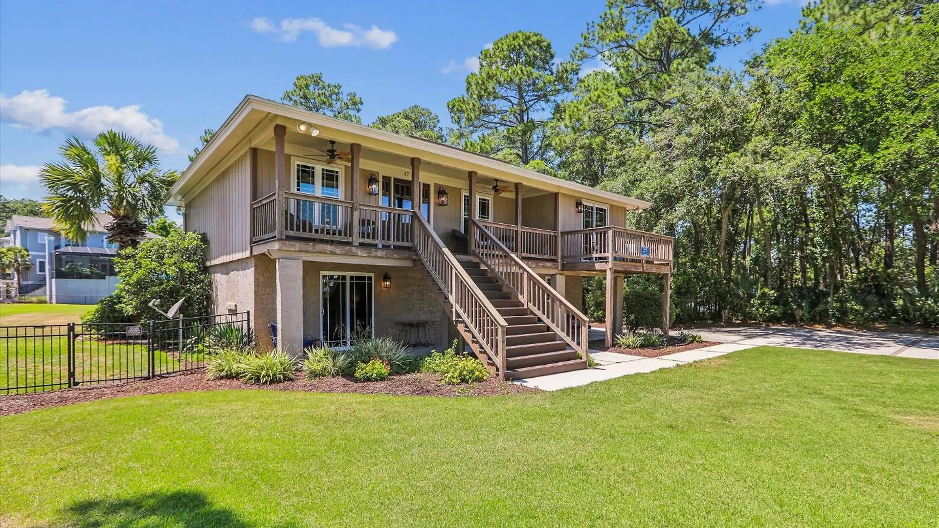 37 Bradley Circle- Private Pool, Short Walk To Beach, Great Location, Free Activities Included Holiday home