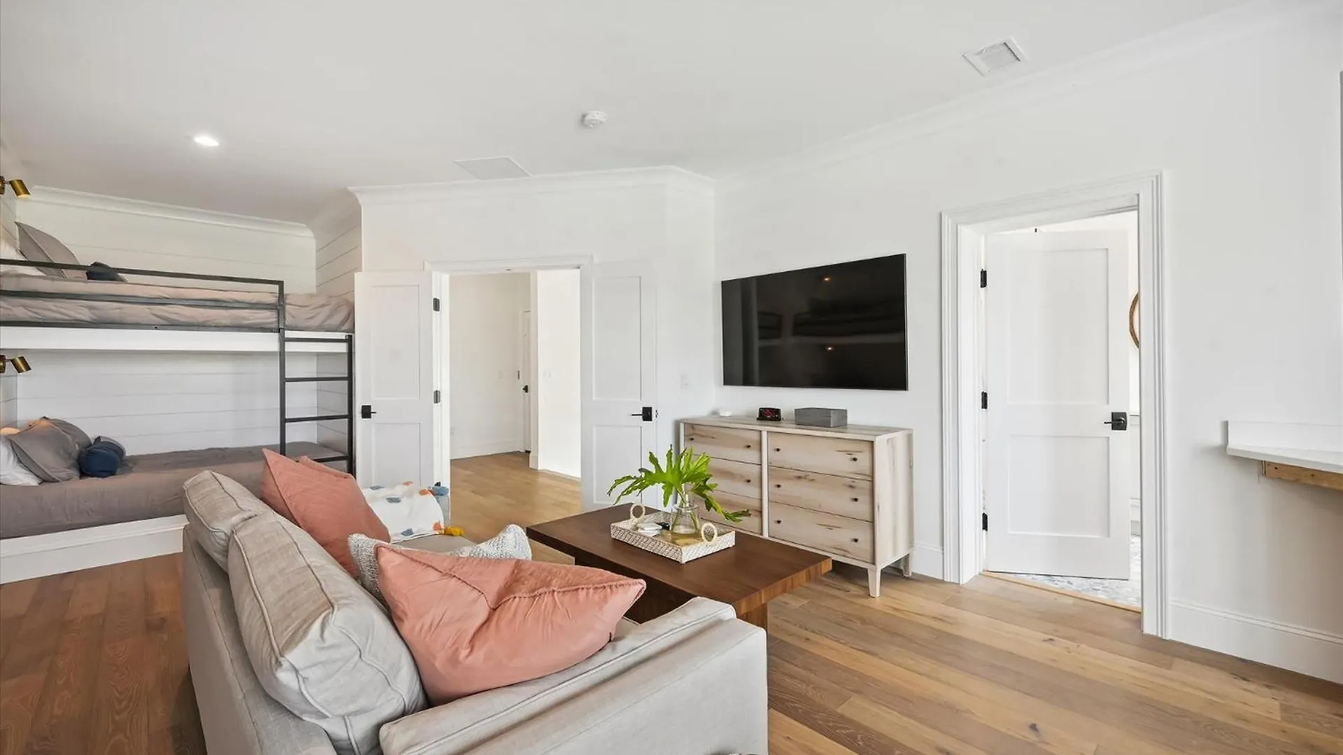 3 Singleton - Oceanfront Estate, Private Pool, Elevator, Free Activities Included Holiday home