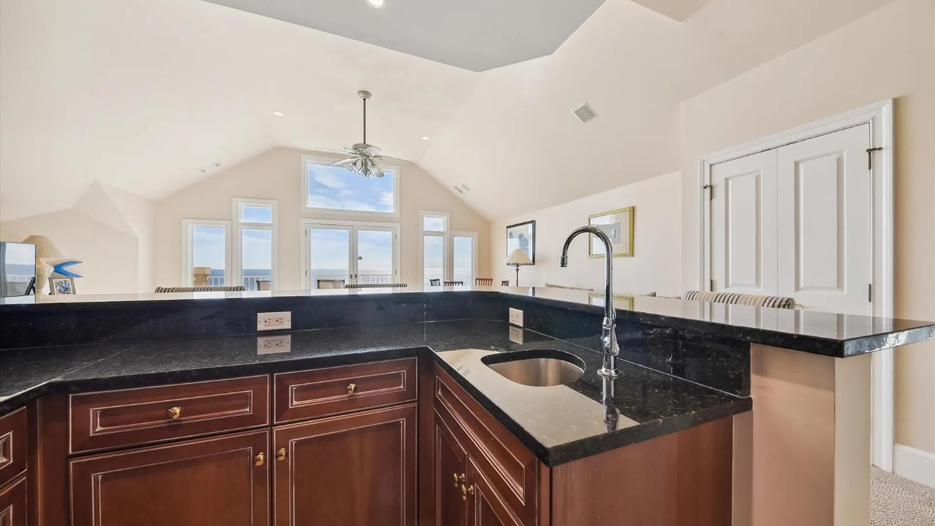 2 Collier Beach- Oceanfront, Dog Friendly , Private Pool, Free Activities