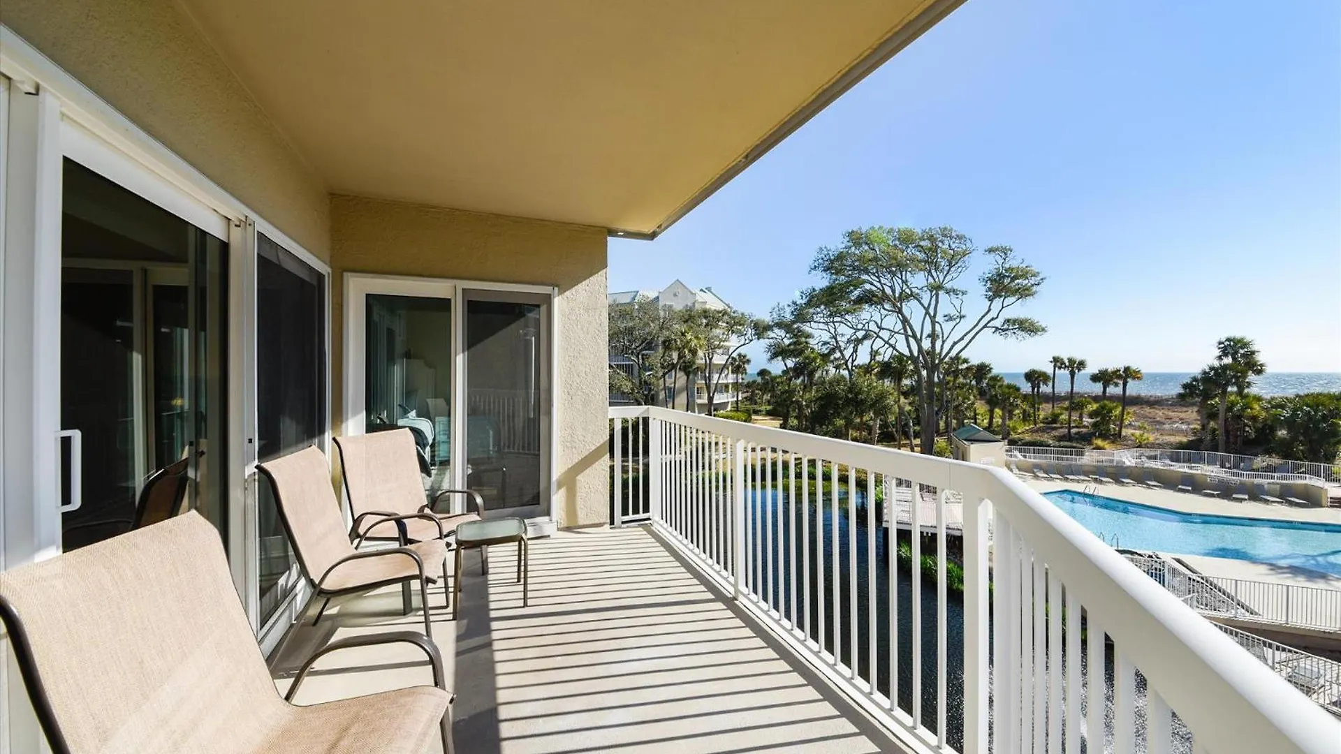 205 Barrington Arms- Oceanfront, Pool! Free Activities Included Hilton Head Island
