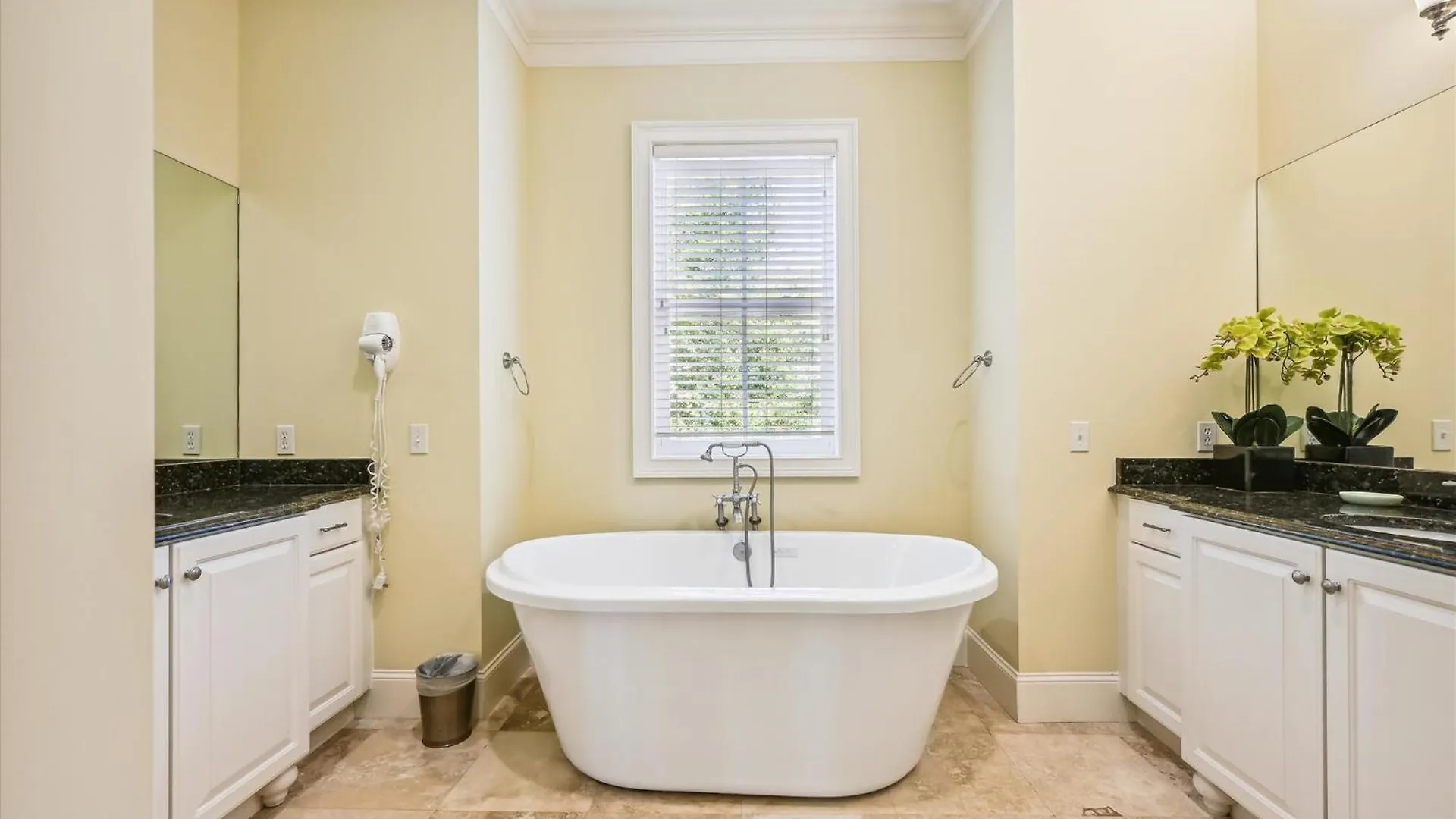 18 Dollar Road- Oceanfront, Large Private Pool, Hot Tub Free Activities Included Holiday home