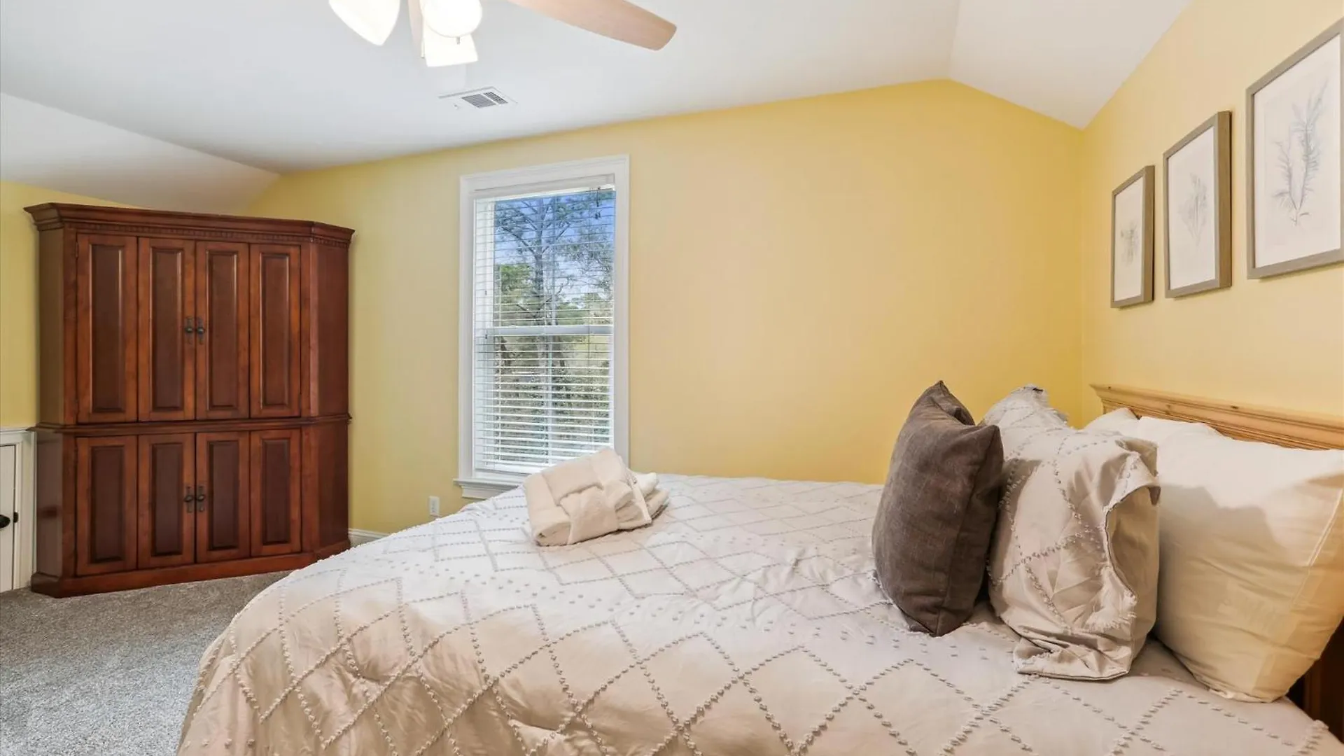 Holiday home 13 Moonshell Rd- Near Ocean,huge Pool,fully Fenced Backyard! Free Activities! *