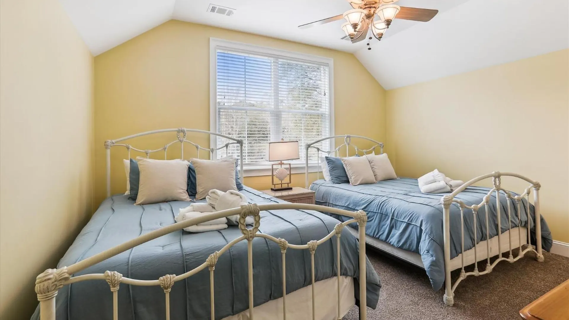13 Moonshell Rd- Near Ocean,huge Pool,fully Fenced Backyard! Free Activities!