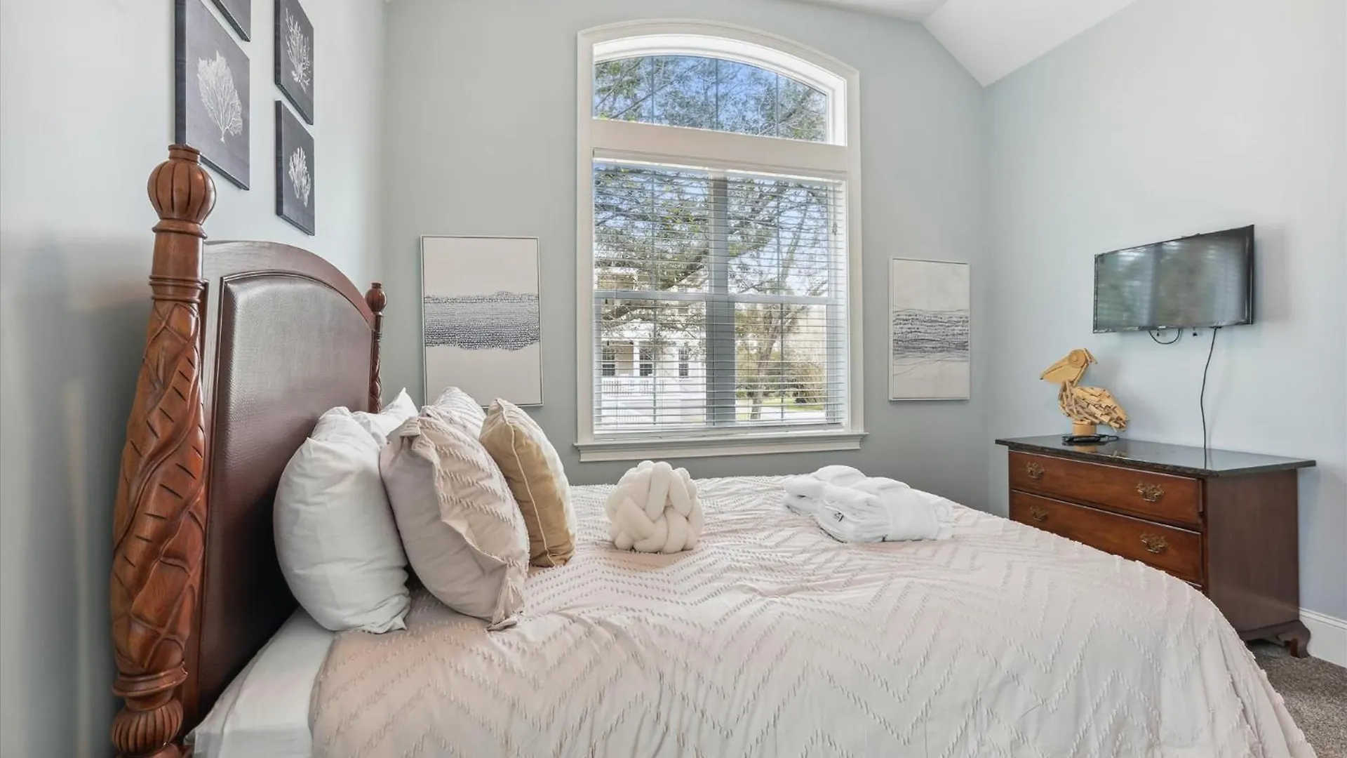 Holiday home 13 Moonshell Rd- Near Ocean,huge Pool,fully Fenced Backyard! Free Activities! *
