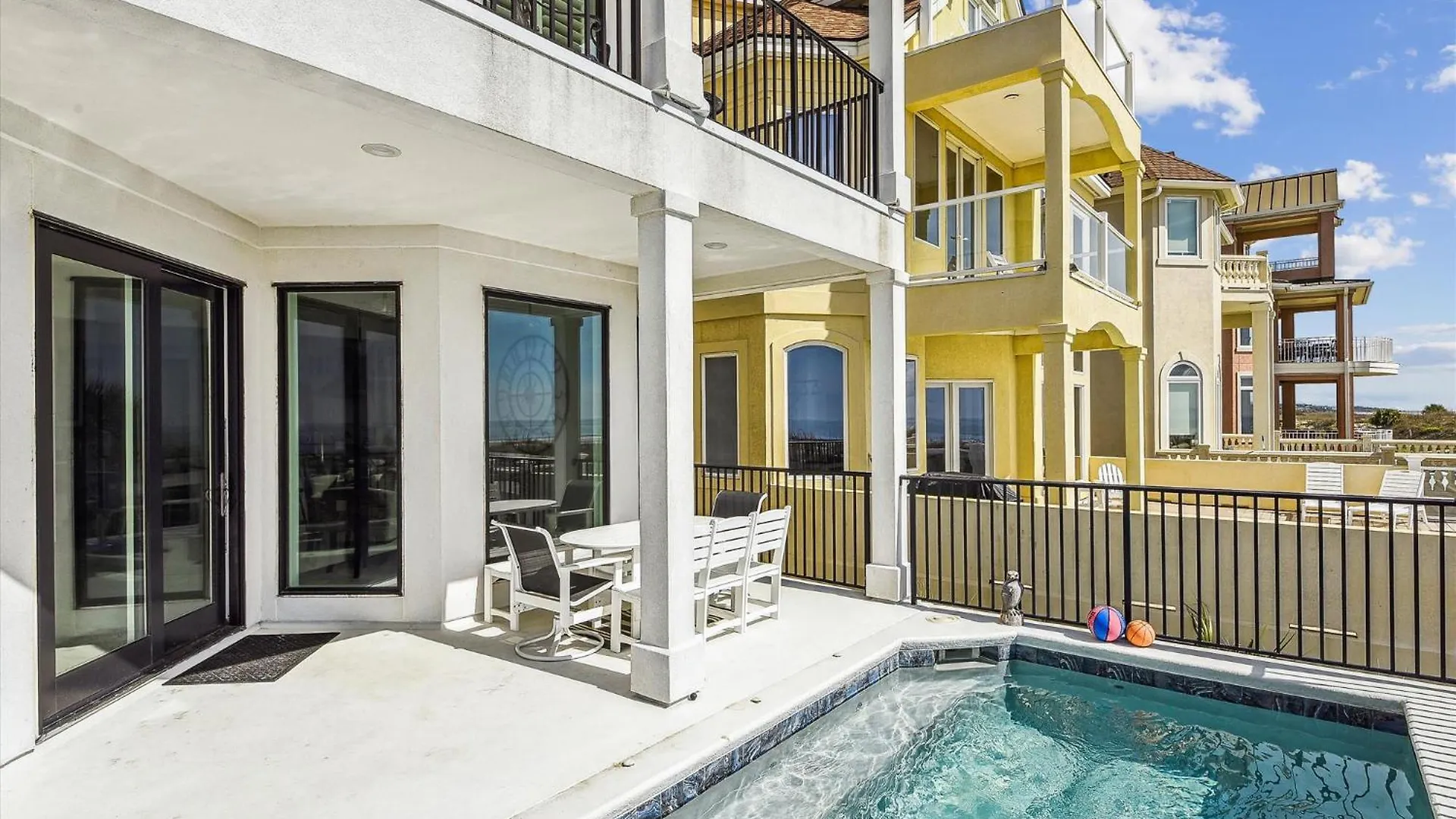 10 Collier Beach- Oceanfront, Private Access, Heatable Pool, Free Activities Included בית נופש