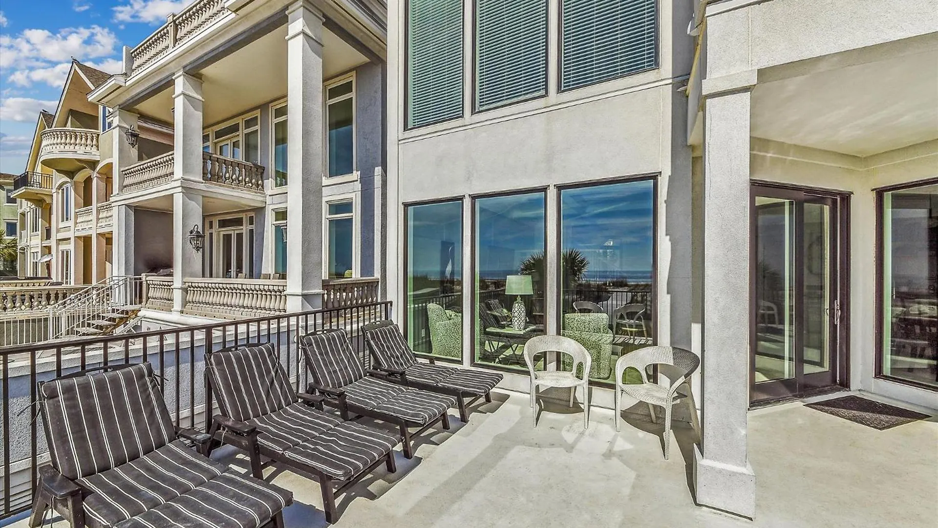 10 Collier Beach- Oceanfront, Private Access, Heatable Pool, Free Activities Included בית נופש