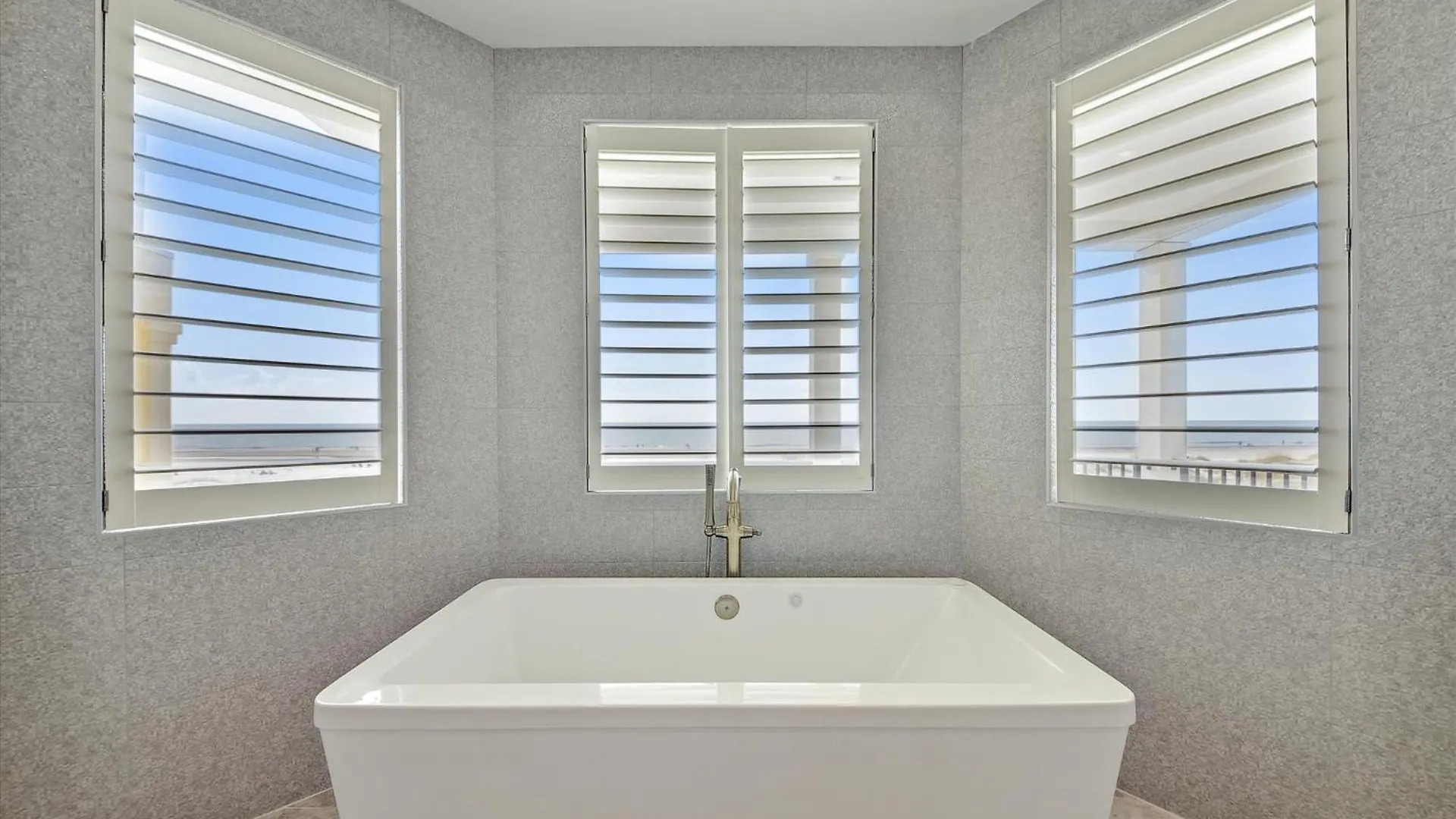 10 Collier Beach- Oceanfront, Private Access, Heatable Pool, Free Activities Included