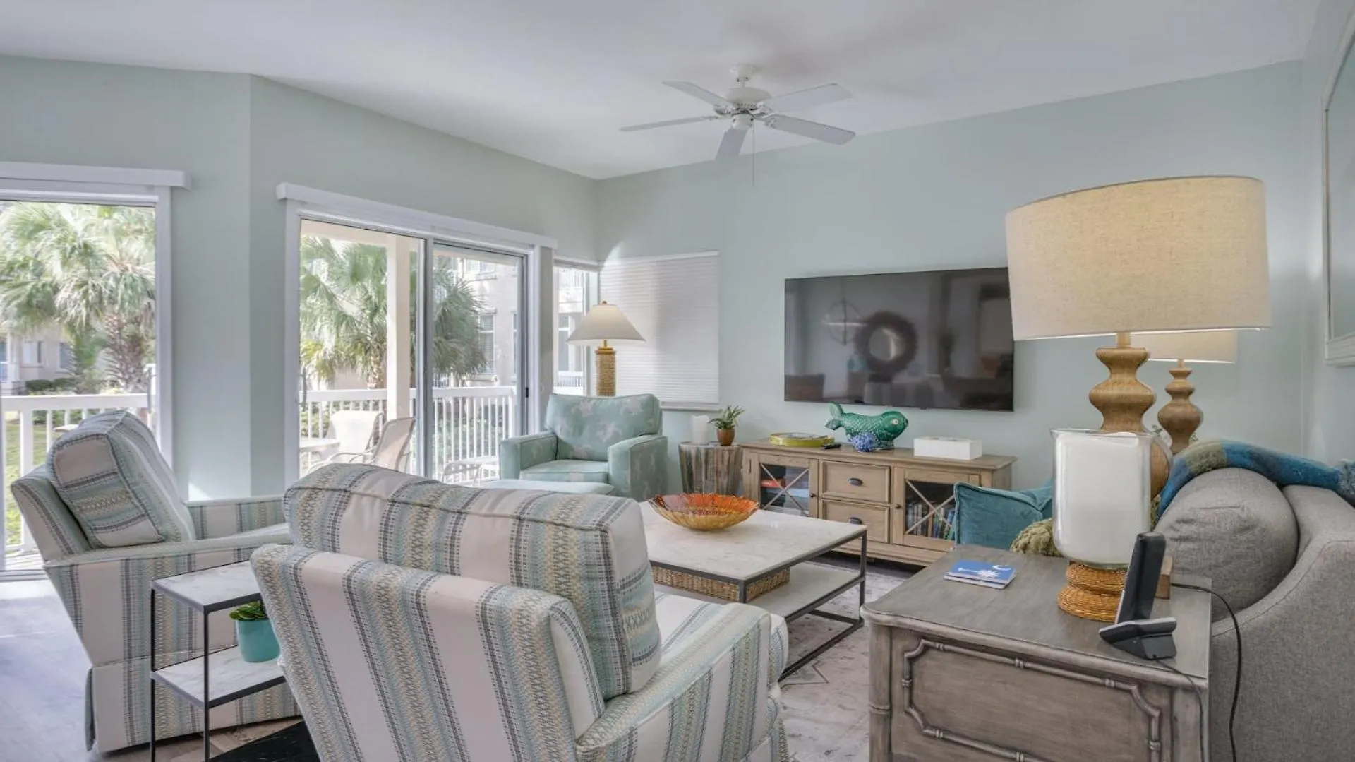 Villa Getaway, Walk To Beach, Deck