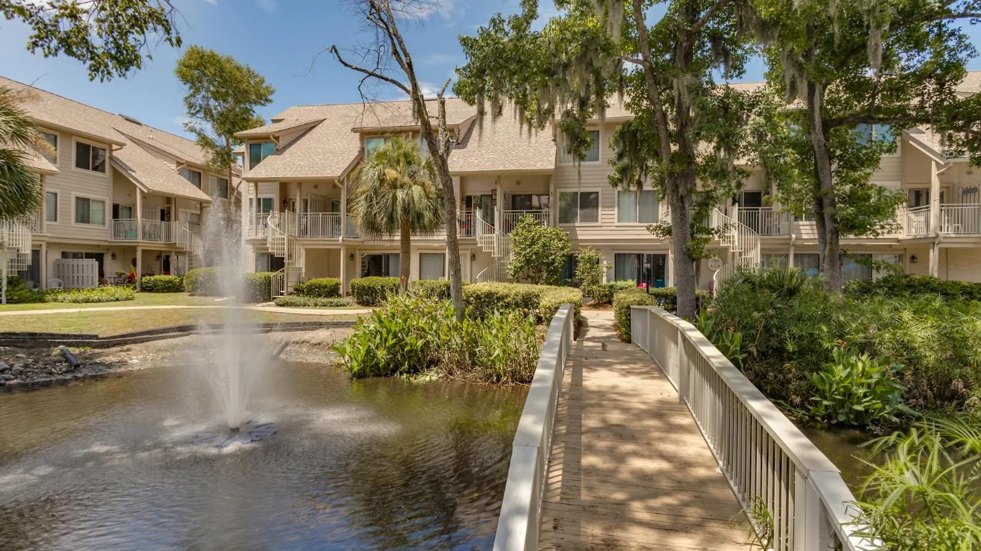 Complex Pool, Patio, Steps From Pool Villa *