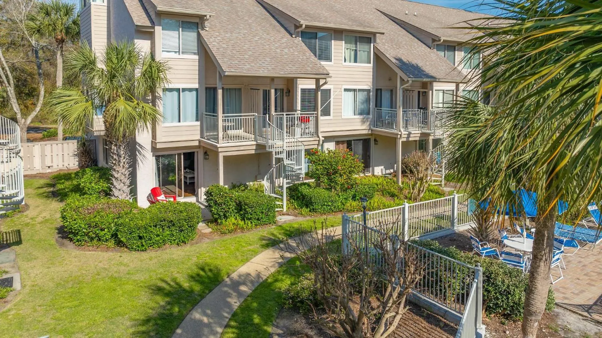 Complex Pool, Patio, Steps From Pool Villa *