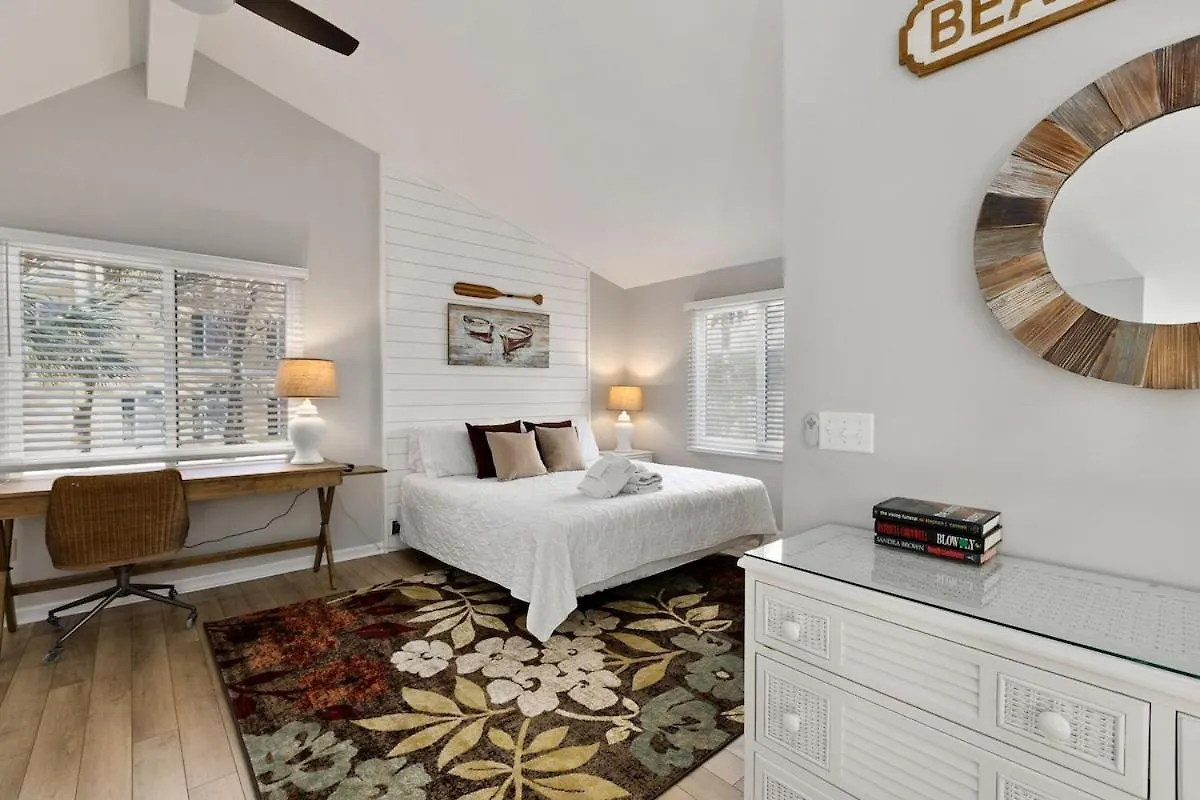 Coligny Area - Walk To Beach-3 Bed 2 Ba-17nfb * Hilton Head Island