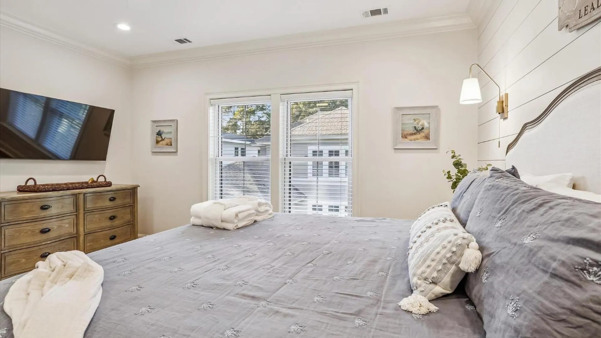 Holiday home 3 Shore Crest Lane- Chefs Kitchen, Game Room, Near Beach, Private Pool, Free Activities Included Hilton Head Island