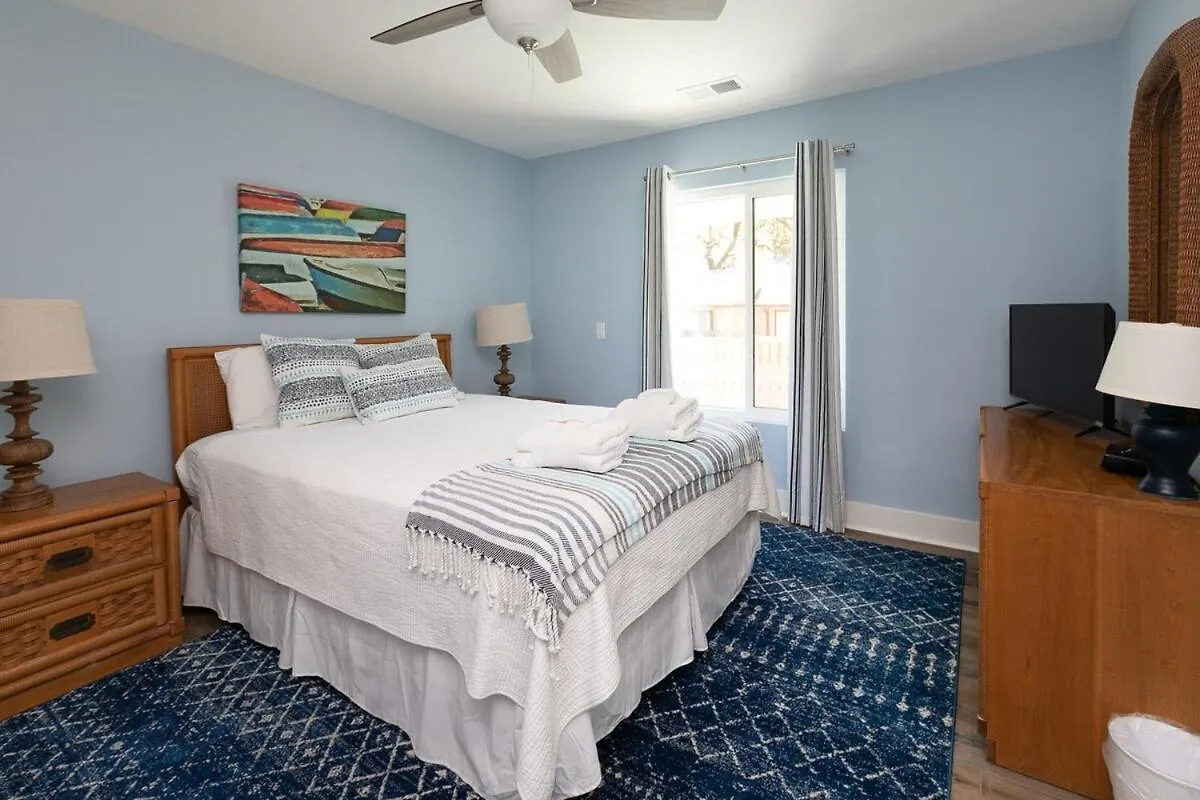 Holiday home Steps To Sand 3 Bed 2 Bath With Private Pool *