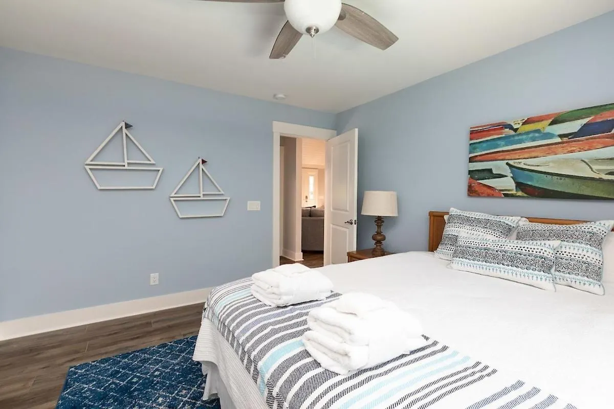 Steps To Sand 3 Bed 2 Bath With Private Pool *
