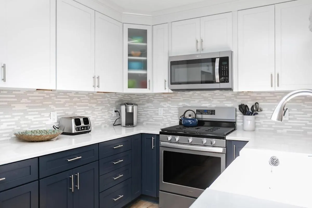 Steps To Sand 3 Bed 2 Bath With Private Pool *