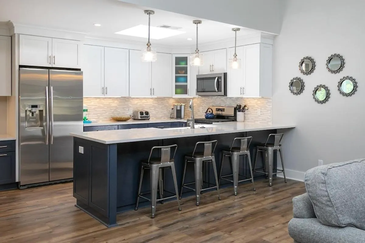 Steps To Sand 3 Bed 2 Bath With Private Pool *