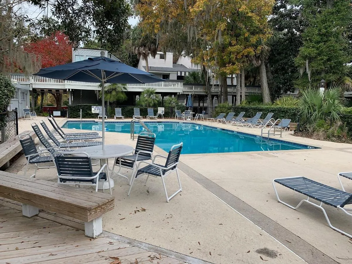 Poolside 2 Bed 2 & One Half Bath-pet Friendly * Hilton Head Island