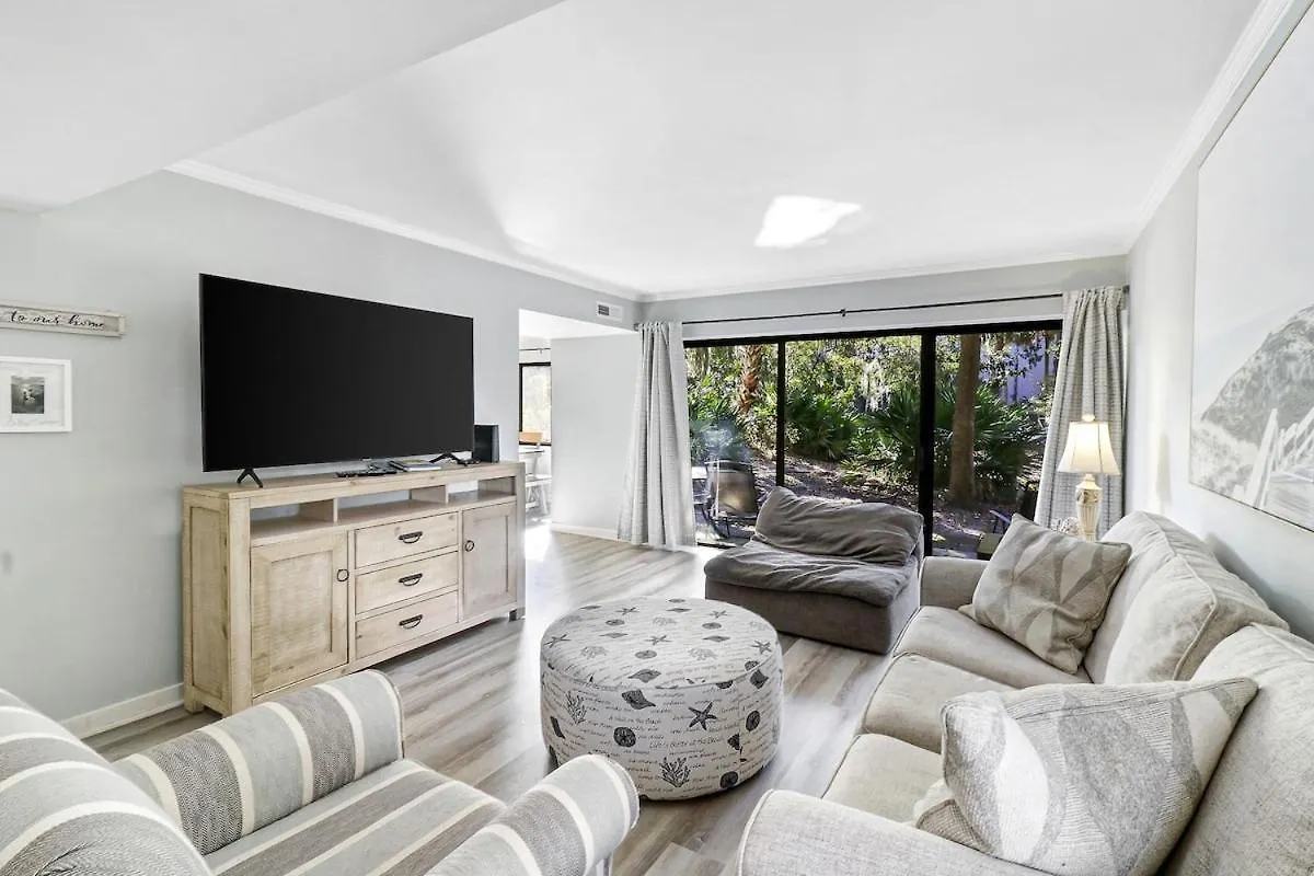 Poolside 2 Bed 2 & One Half Bath-pet Friendly Holiday home