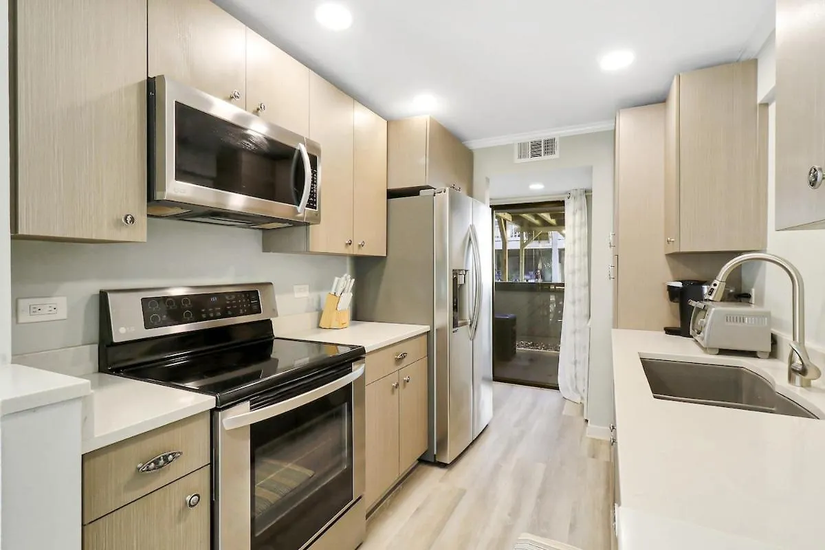 Poolside 2 Bed 2 & One Half Bath-pet Friendly *