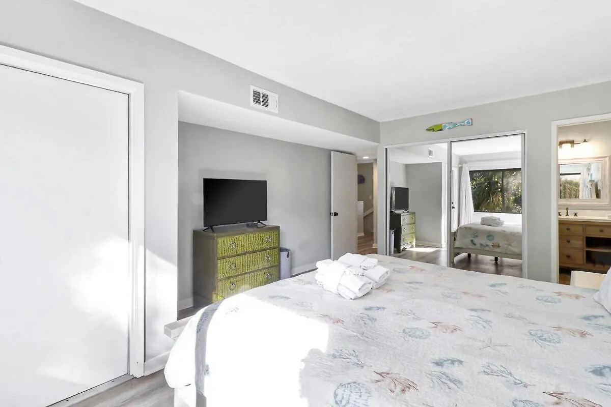 Poolside 2 Bed 2 & One Half Bath-pet Friendly * Hilton Head Island