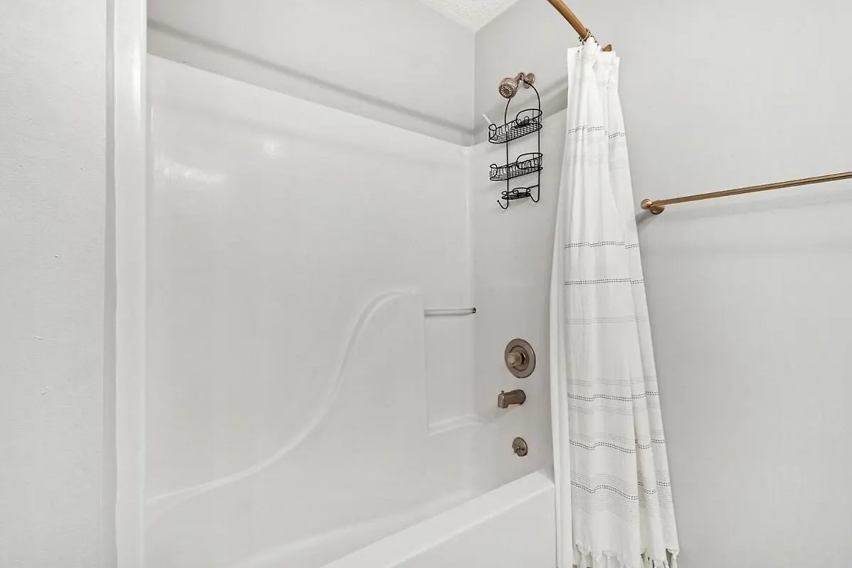 Upgraded Pet Friendly 3 Bed 3 Bath Walk To The