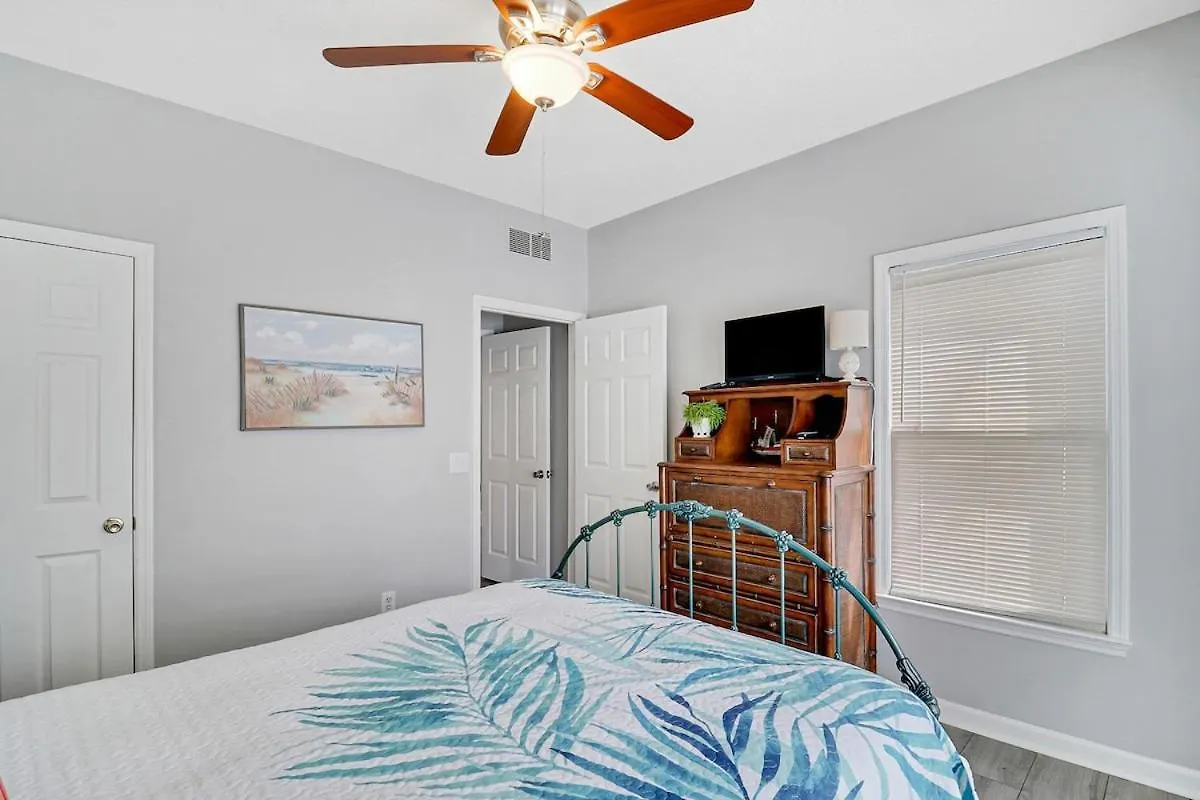 Upgraded Pet Friendly 3 Bed 3 Bath Walk To The Villa