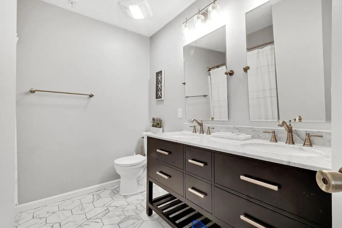 Upgraded Pet Friendly 3 Bed 3 Bath Walk To The