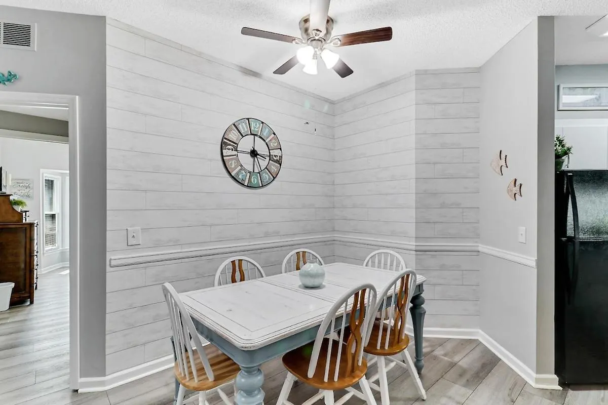 Upgraded Pet Friendly 3 Bed 3 Bath Walk To The Villa