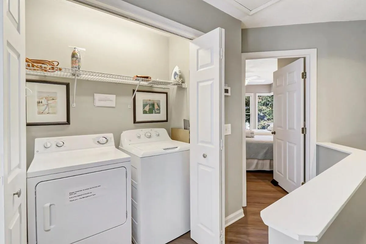 Pet Friendly -3 Bed 3 Bath - Walk To The -88ob Holiday home Hilton Head Island