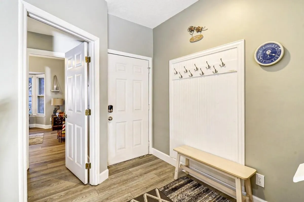 Pet Friendly -3 Bed 3 Bath - Walk To The -88ob Holiday home