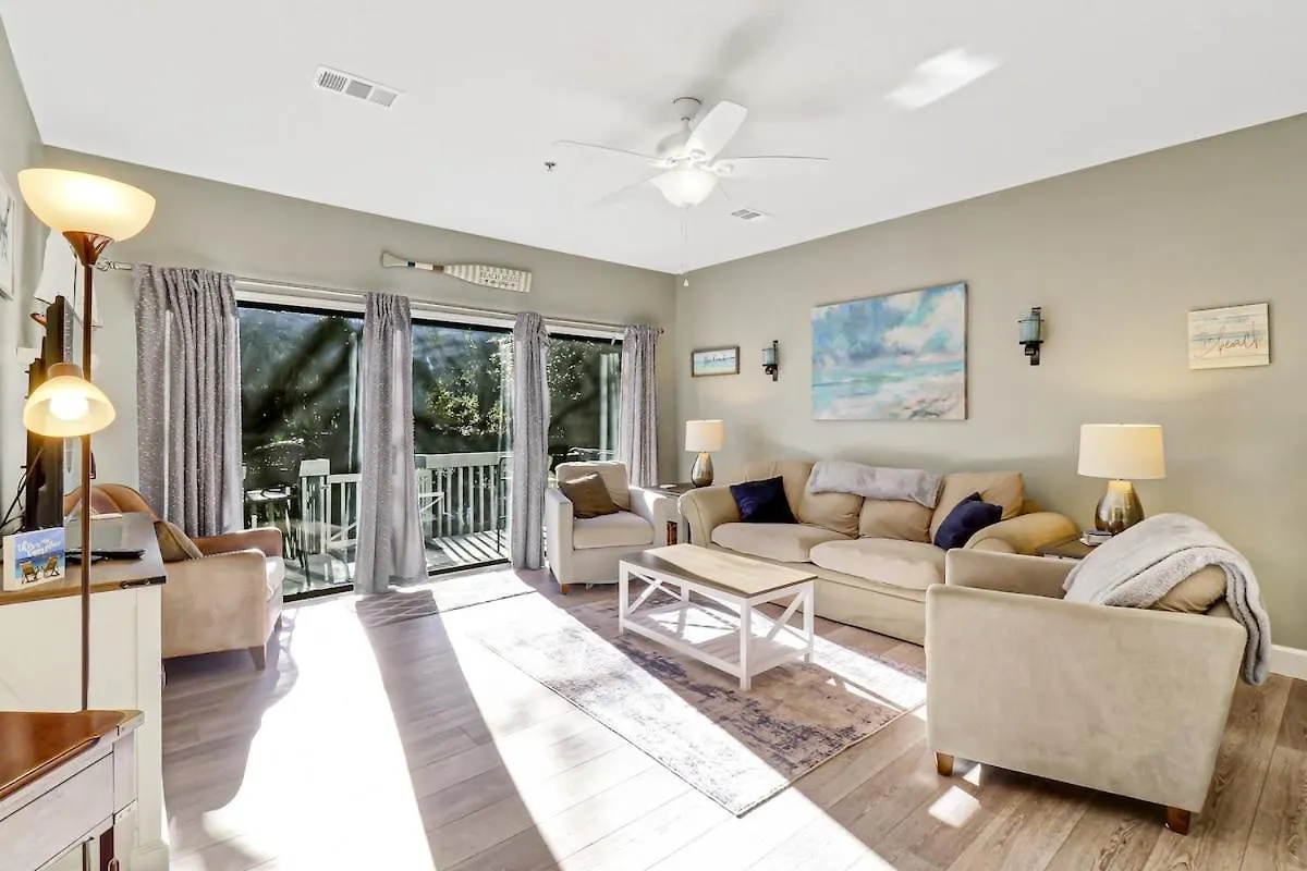 Pet Friendly -3 Bed 3 Bath - Walk To The -88ob Holiday home Hilton Head Island