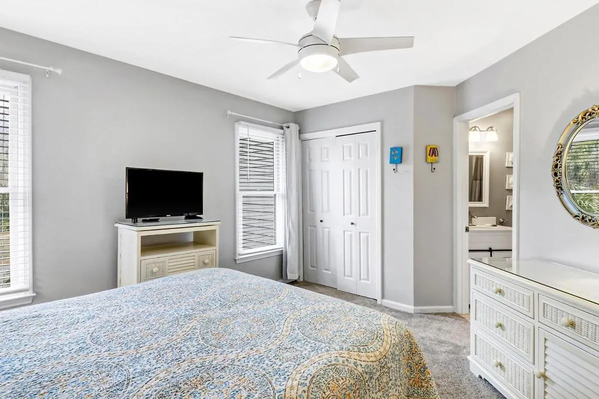 Pet Friendly - Walk To The - Pools Tennis And Holiday home